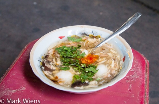 
	
	Súp cua là món ăn đường phố khá nổi tiếng ở Sài Gòn. Món ăn này được nấu từ thịt cua, bột năng, trứng đánh tan, trứng cút... ngoài ra còn có nấm đông cô, thịt gà... vừa phong phú về thành phần vừa đem đến vị ngọt tự nhiên đầy hấp dẫn cho món ăn.